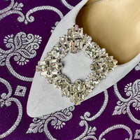 Statement Schuhclip New York auf grauem Pump