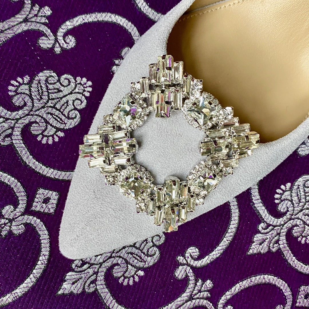 Statement Schuhclip New York auf grauem Pump