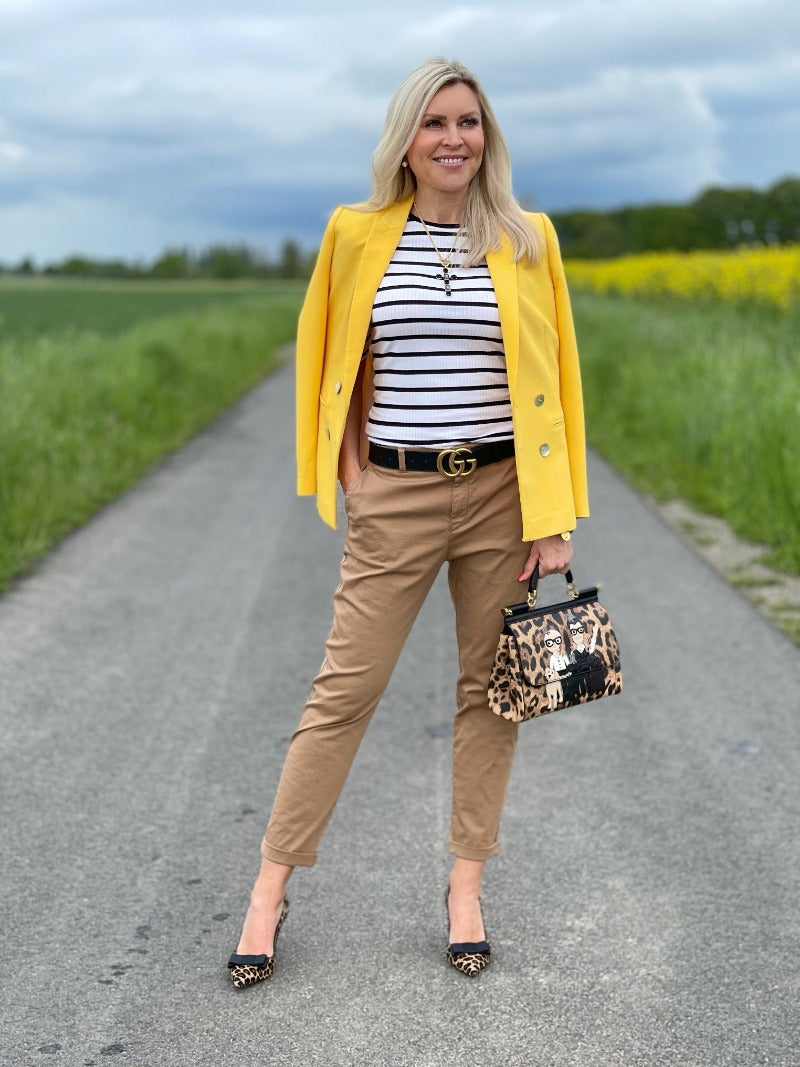 Marti_7447 trägt die Doppelschleifen Clips Hamburg in schwarz