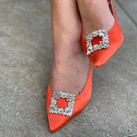 Downtown Schuhclips New York auf orangefarbenen Pumps