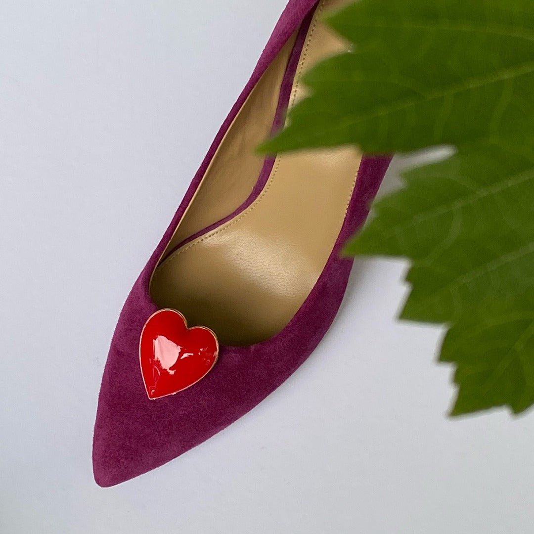 Rotes Herz Cincinnati auf lila Schuh