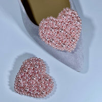 Zwei Schuhclips Pearl City auf und neben hellgrauem Schuh