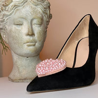 Perlen Schuhclip Pearl City auf schwarzem Schuh