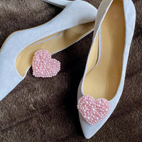 Perlen Schuhclips Pearl City auf hellgrauen Schuhen