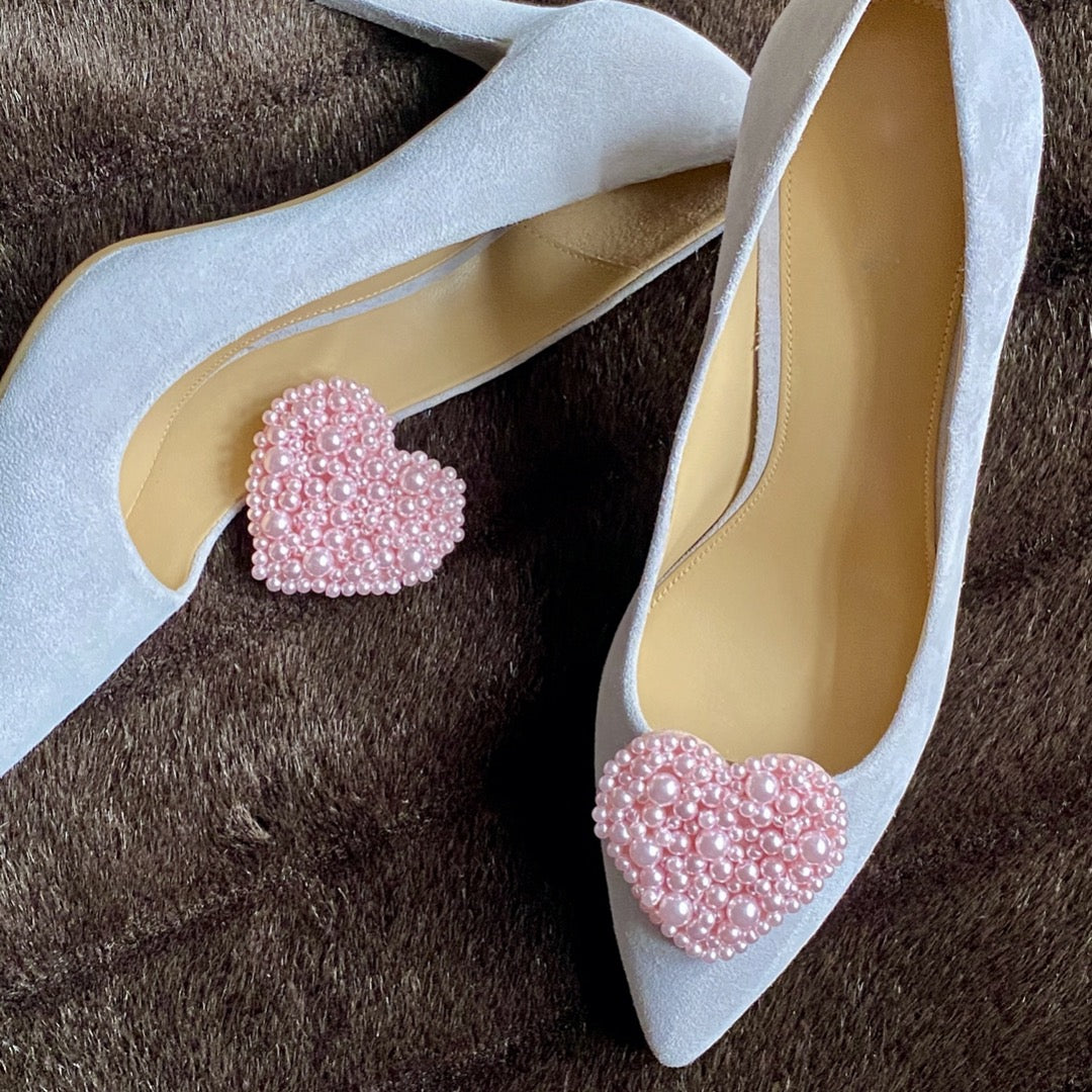 Perlen Schuhclips Pearl City auf hellgrauen Schuhen