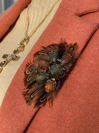 Auch am Revers tragbar - die Feder Schuhclips London in braun