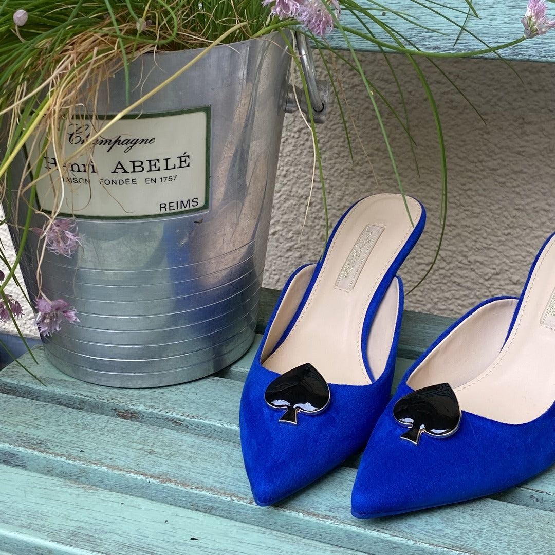 Pik Schuhclips Cincinnati auf blauen Pumps