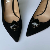 Pik Schuhclips Cincinnati auf schwarzen Pumps