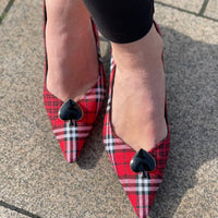 Pik Schuhclips auf Pumps mit Schottenmuster