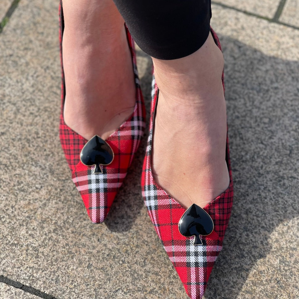 Pik Schuhclips auf Pumps mit Schottenmuster