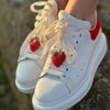 Rote_Clips_auf_weißen_Sneakers