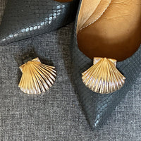 Muschelclips Coral Beach, goldene Muschel als Schuhclip, ein Paar