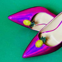 Ananas Schuhclips auf pinken Pumps