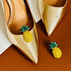 Ananas Clips Hawaii auf goldenen Pumps