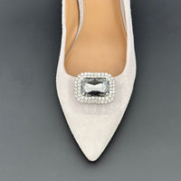 Heller Pumps mit funkelndem Rauchquarz Schuhclip in silberner Fassung