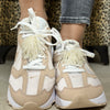 Kleine Kunstperlenstränge Schuhclips auf hellen Sneakers