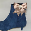 Schleifen Schuhclip Paris in gold seitlich an Stiefellette platziert
