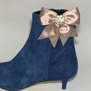 Schleifen Schuhclip Paris in gold seitlich an Stiefellette platziert