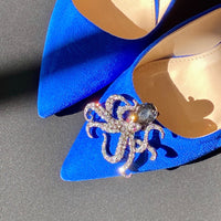 Leuchtender Octopus Schuhclip Atlantis auf blauem Schuh