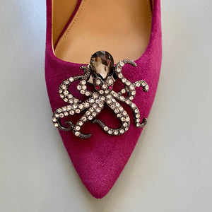 Octopus Schuhclip Atlantis auf rotem Schuh