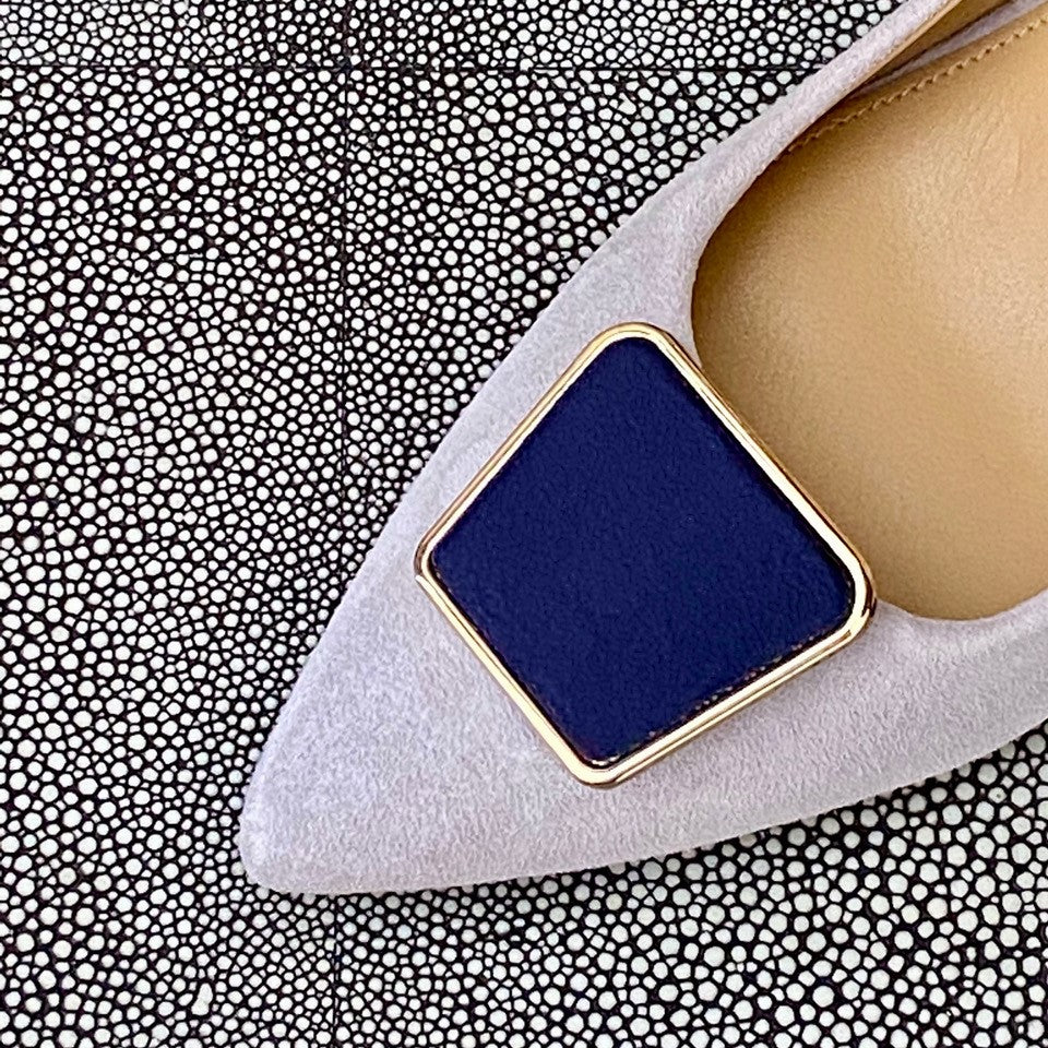 Deep Blue Schuhclip Sydney auf grauem Pump