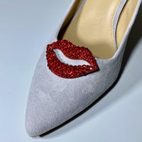 Hot Lips Schuhclip San Francisco - der Farbakzent auf grauem Schuh