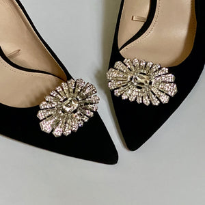 Sternen Schuhclips Montevideo auf schwarzen Schuhen