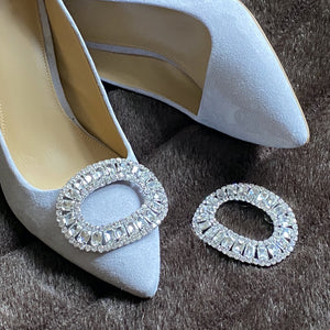 Paar Royale Schuhclips Monaco auf braunem Fell 