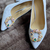 Schuhe mit Party Schuhclips Berlin auf braunem Fell