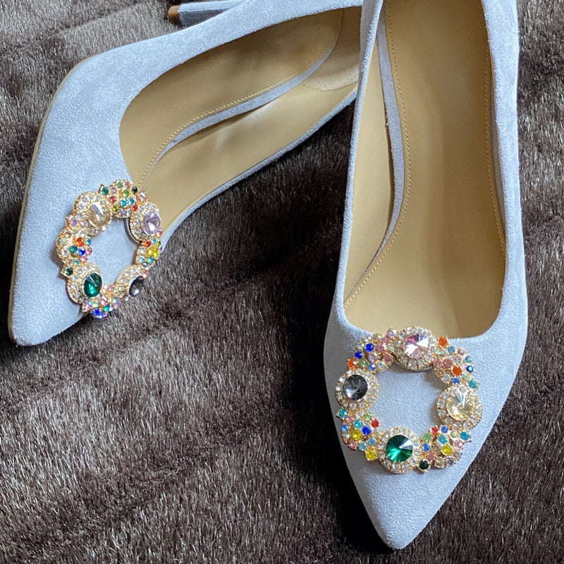 Schuhe mit Party Schuhclips Berlin auf braunem Fell