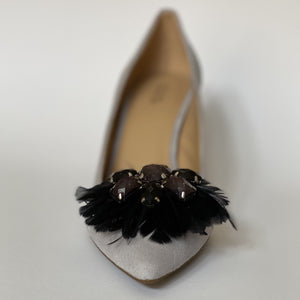 Federclips London black auf grauem Pumps