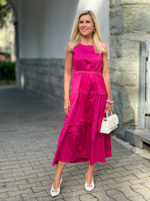 Marta trägt die Schuhclips Rio auf weißen Schuhen zu einem pinken Kleid