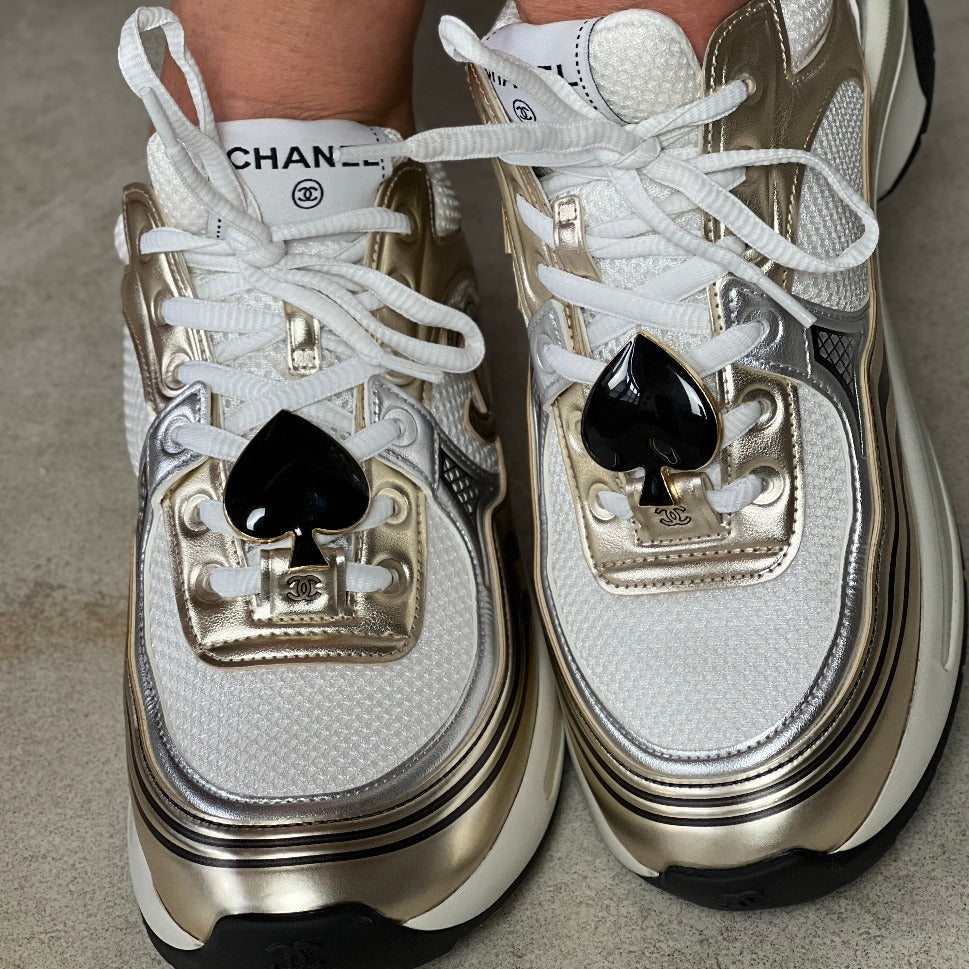 Pik Schuhclips Cincinnati auf Chanel Sneakers