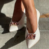 Schuhclips Rio auf weißen Pumps