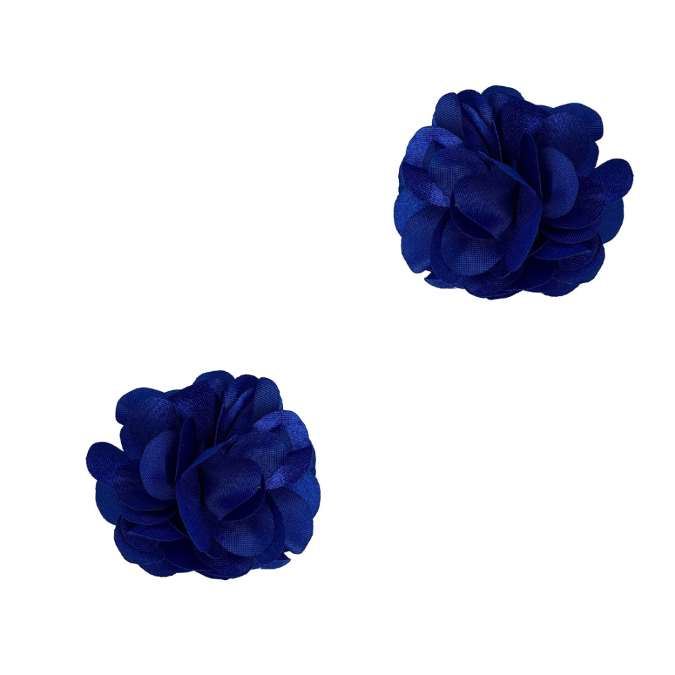 Diese Schuhclips aus kleinen Textilblüten in indigo blau sind vielseitig einsetzbar.
