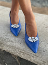Stylische Schuhclips Moskau auf blauen Schuhen